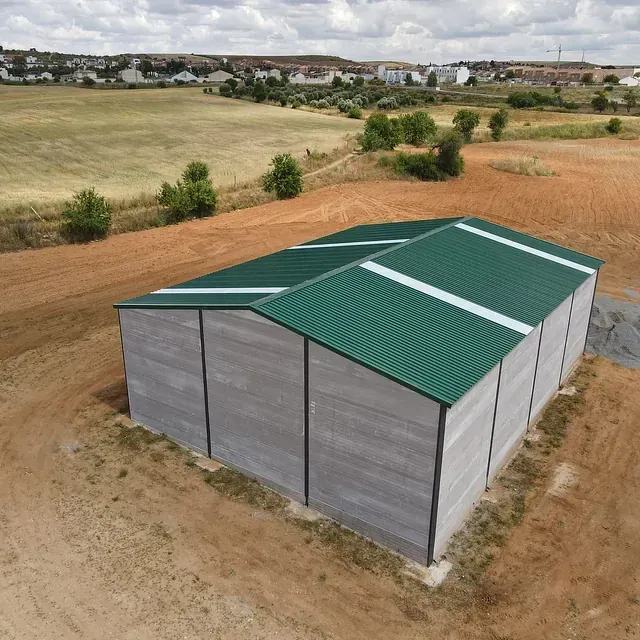 Una vista aérea de un edificio con techo verde.