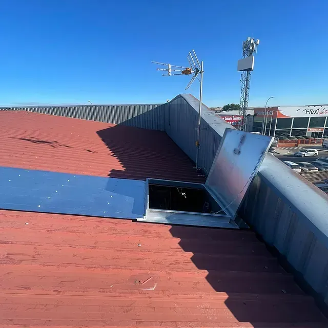 Un techo rojo con una antena parabólica encima