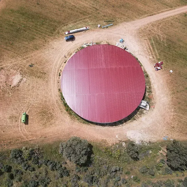 Una vista aérea de un gran círculo rojo en el medio de un campo.