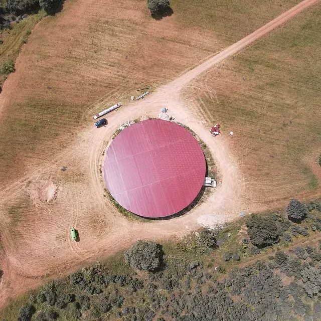Una vista aérea de una gran carpa roja en medio de un campo.
