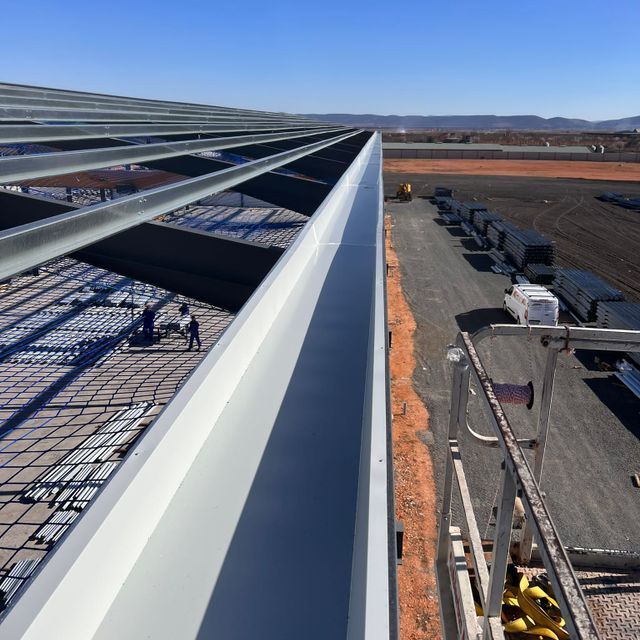 Una escalera está fijada al costado de un edificio.