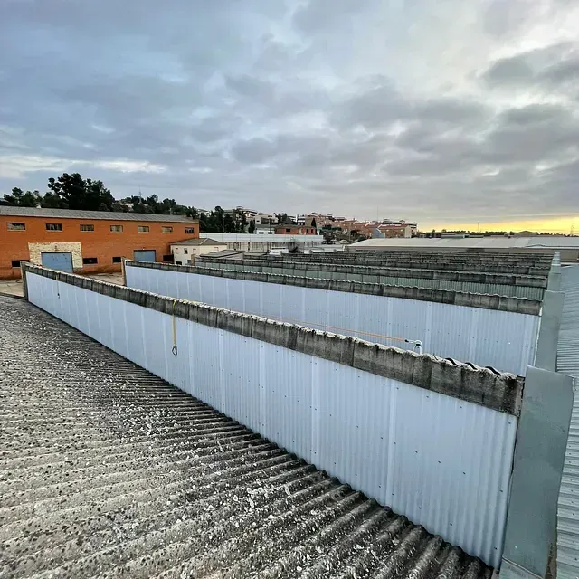 Un techo de un edificio con una valla que lo rodea.