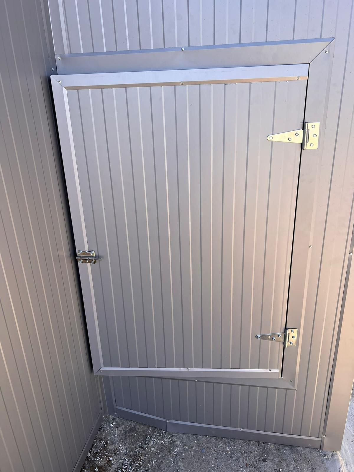 Hay una puerta en la esquina de un edificio.