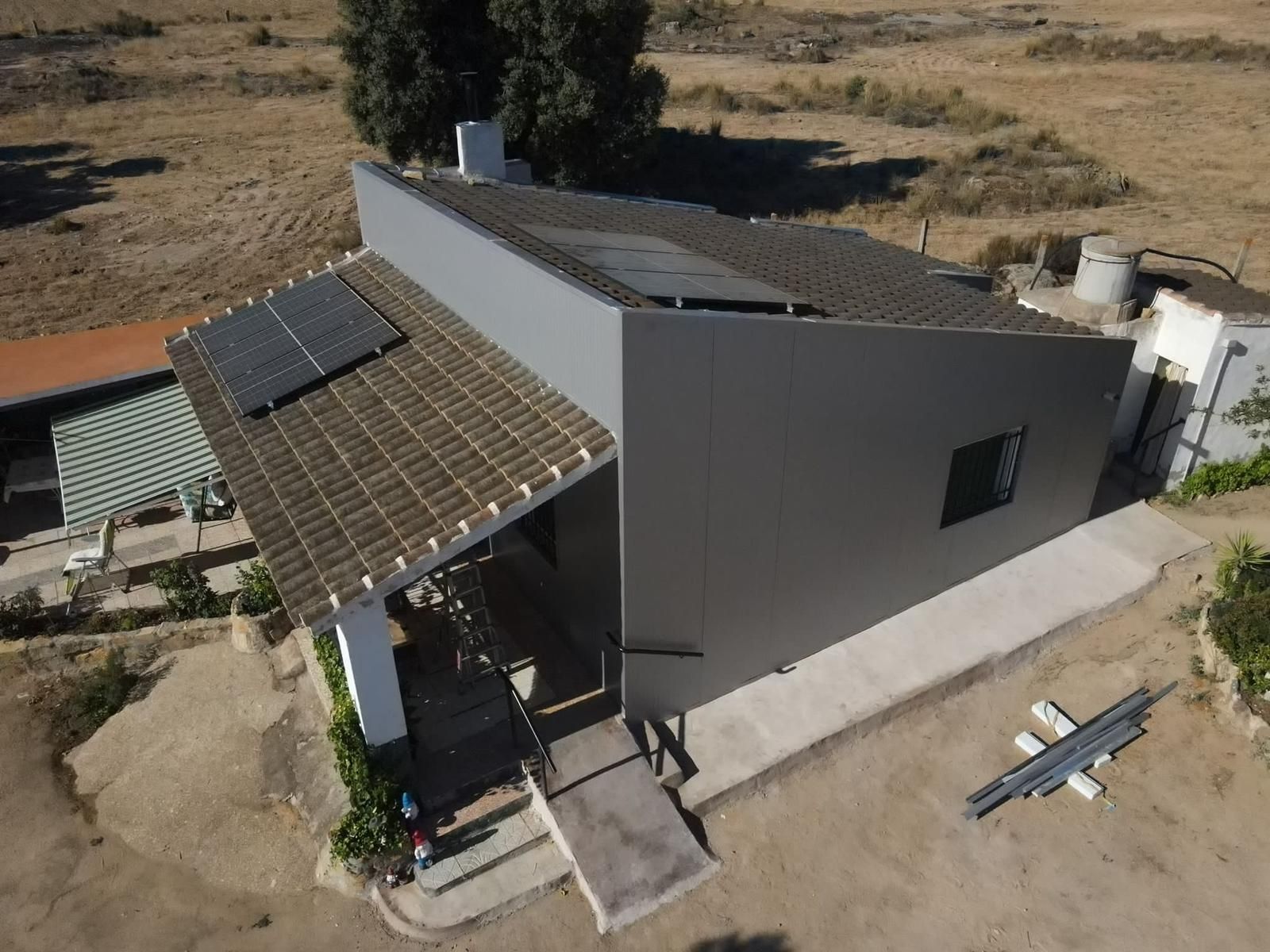 Una vista aérea de una casa con paneles solares en el techo.