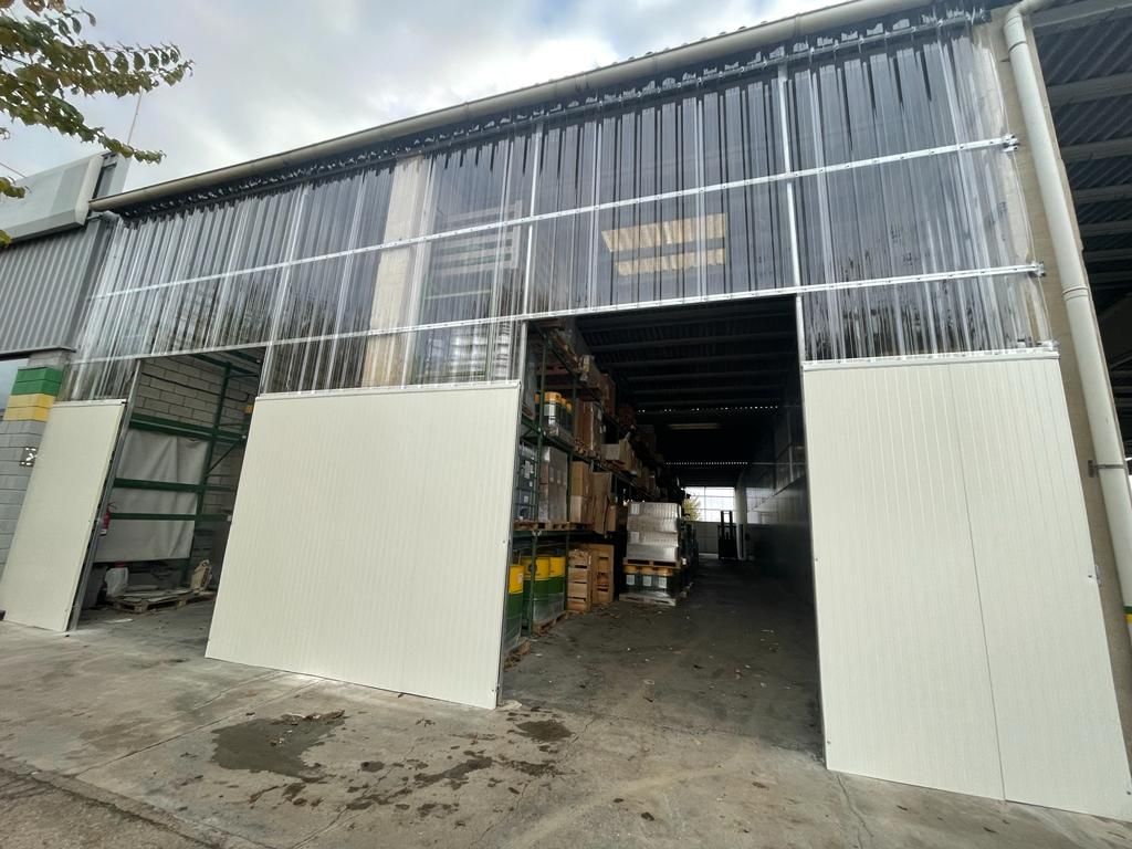 Un gran almacén con muchas cajas dentro.