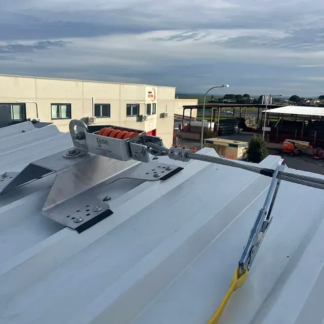 Un techo blanco con una cuerda amarilla atada a él.