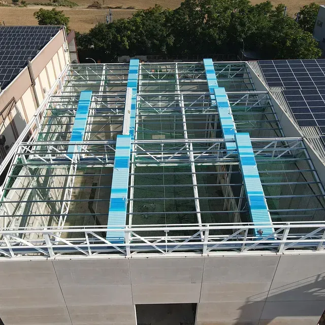 Una vista aérea de un edificio con paneles solares en el techo.