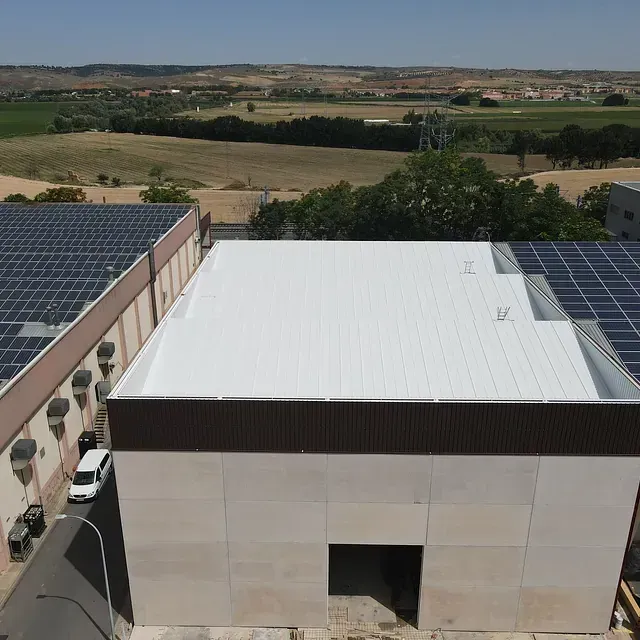 Una vista aérea de un edificio con paneles solares en el techo.
