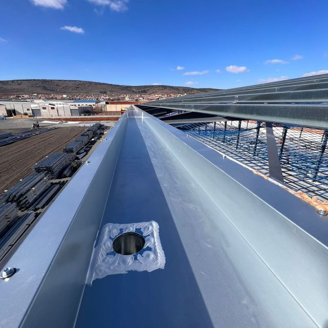 Un canalón con un agujero en el medio