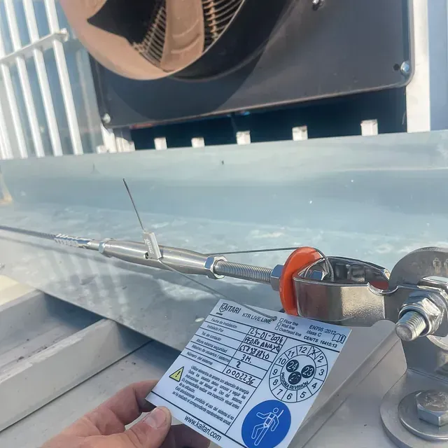 Una persona sostiene un trozo de papel que dice