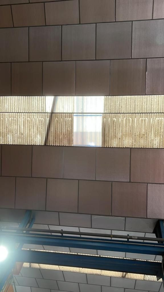 Una pared de ladrillos con una luz brillando a través de ella