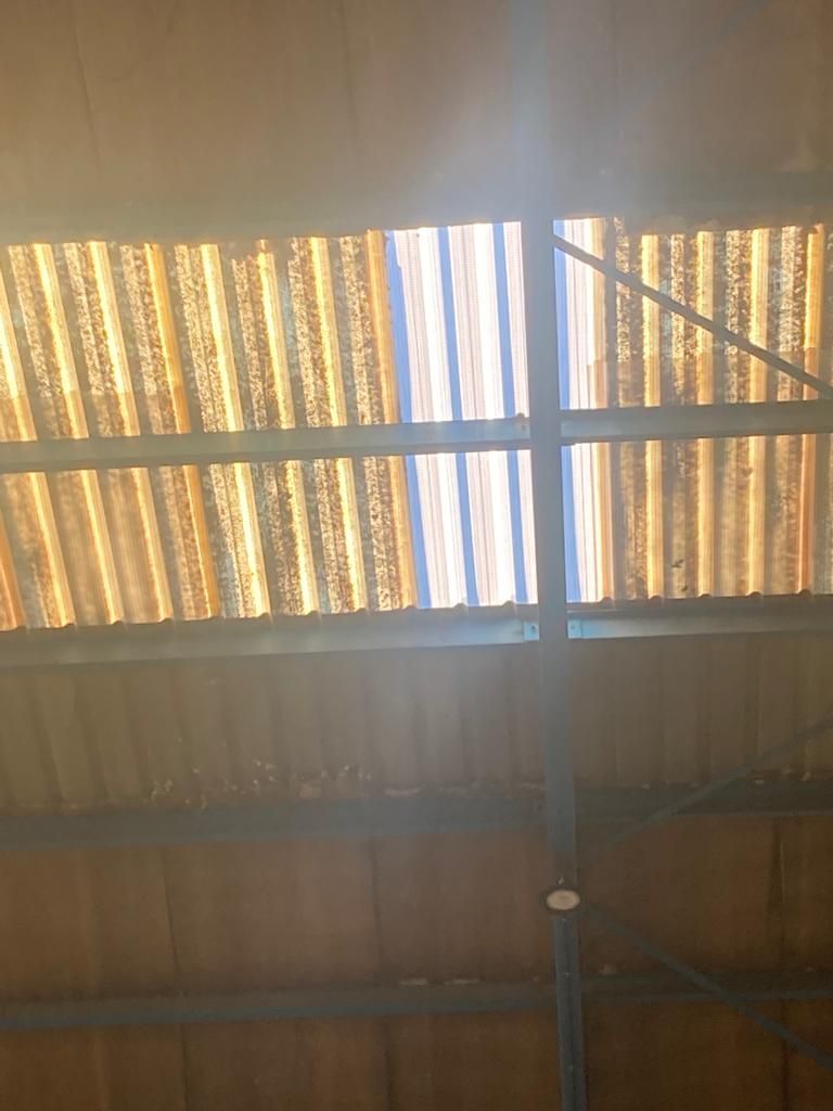 El sol brilla a través del techo de un edificio.