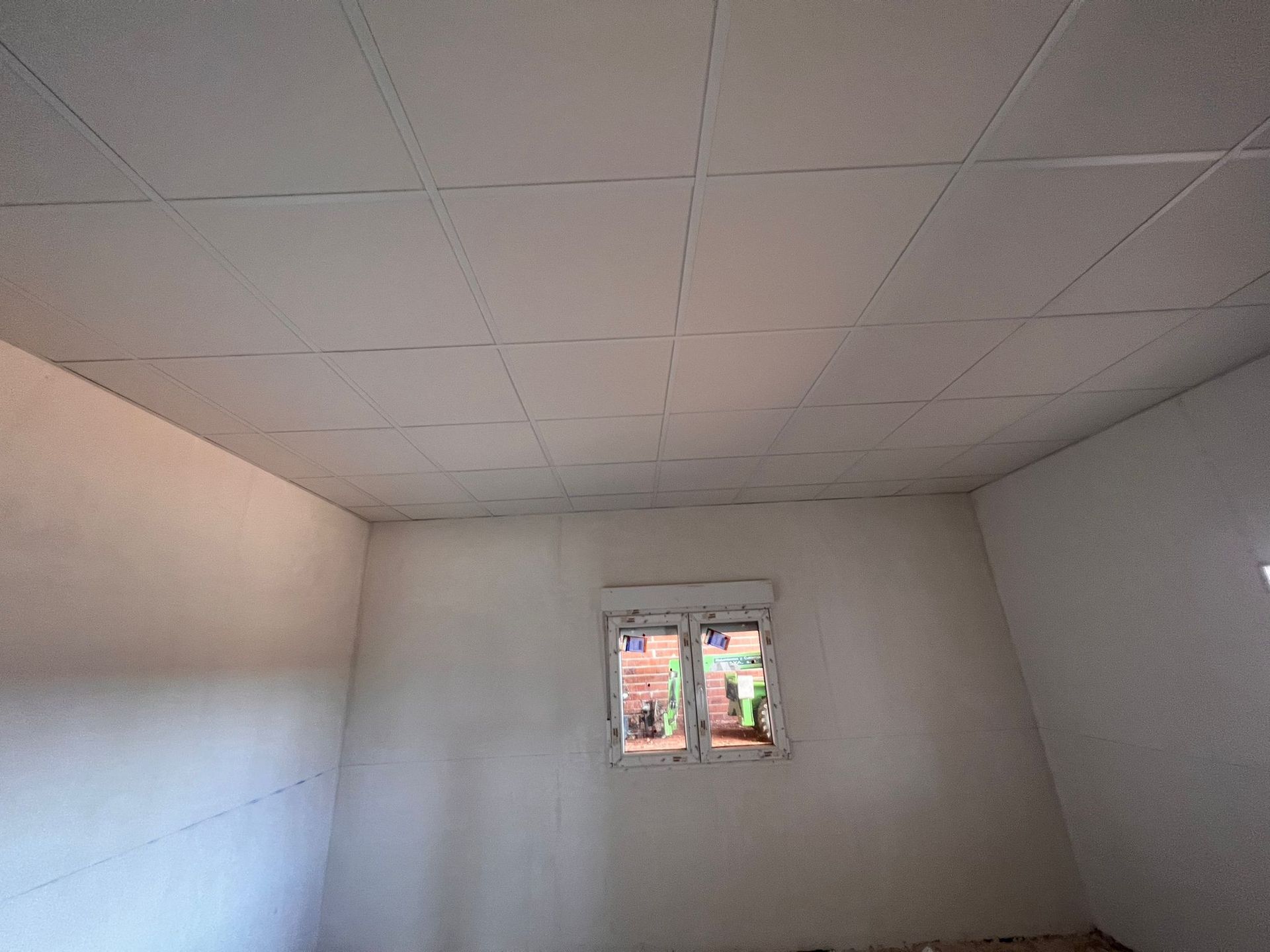 Hay una ventana en la esquina de la habitación.