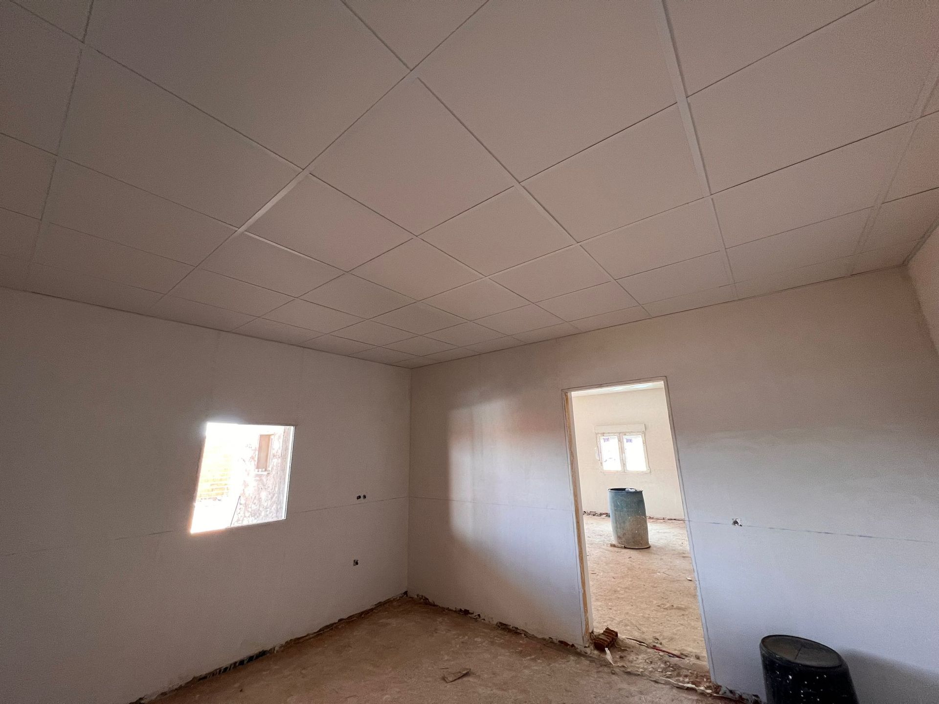 Una habitación con una puerta y una ventana