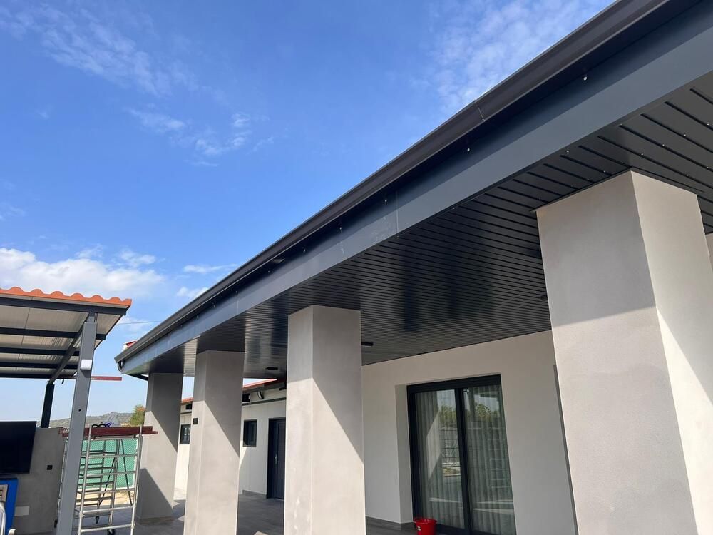 Una casa blanca con un cielo azul al fondo