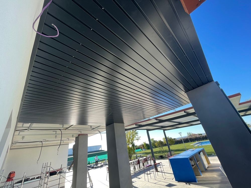 Mirando hacia el techo de un edificio con una mesa azul en primer plano.