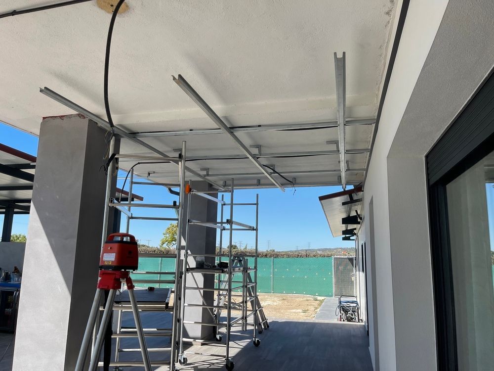 Una escalera roja está delante de un edificio en construcción.