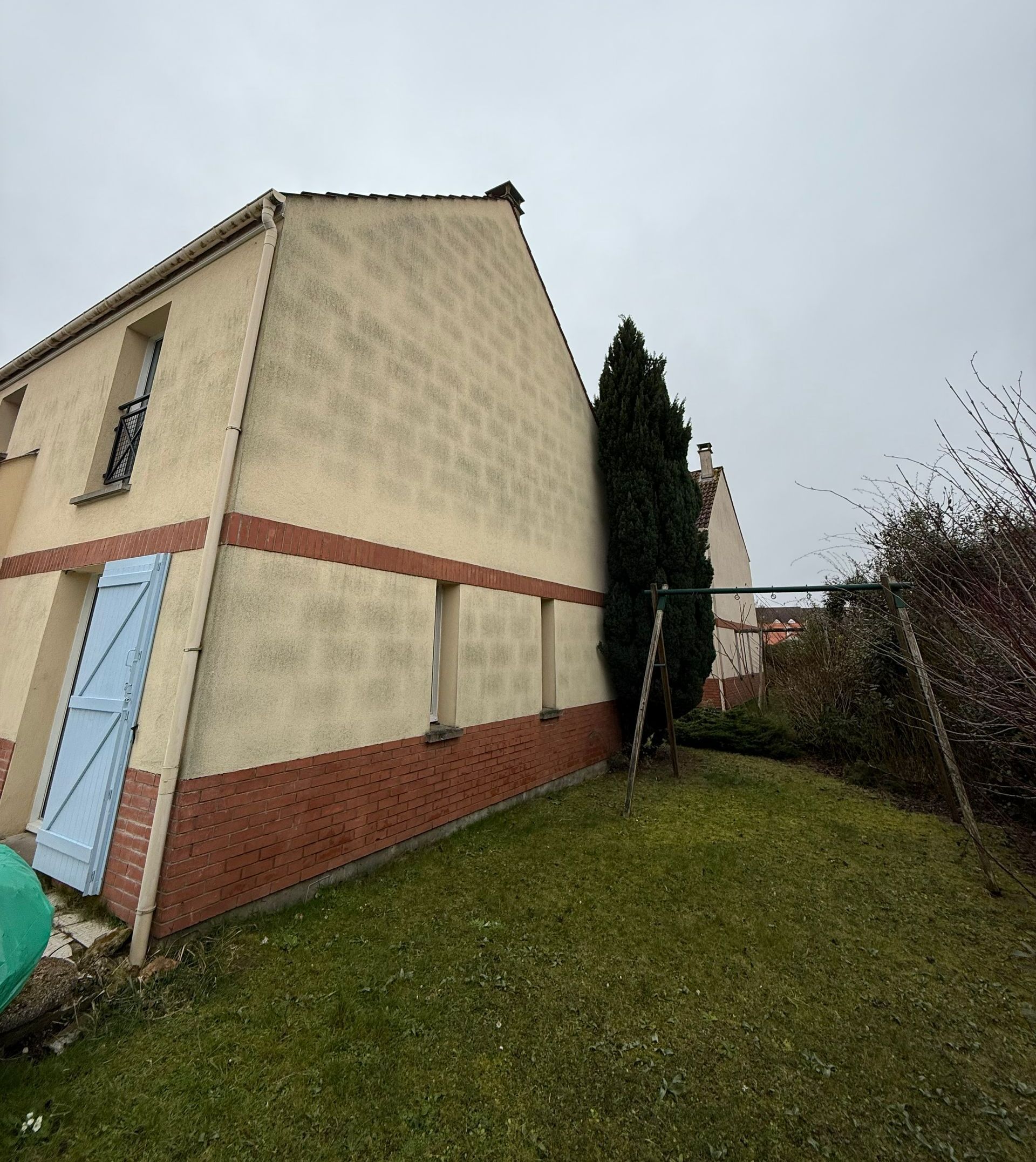 Façade tachée par les intempéries