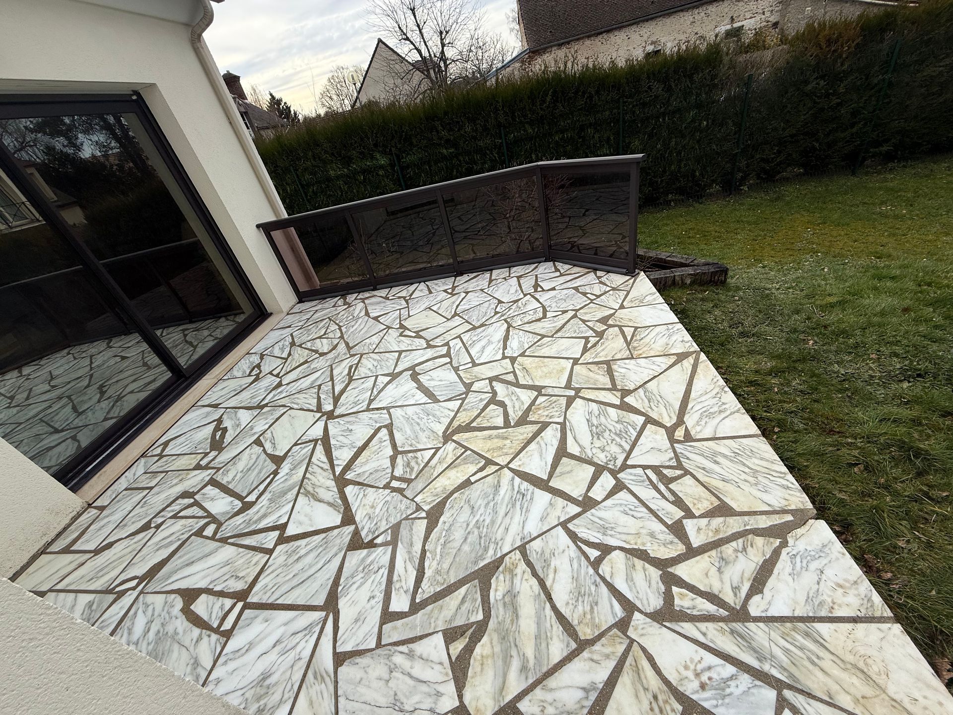 La même terrasse après nettoyage à haute pression