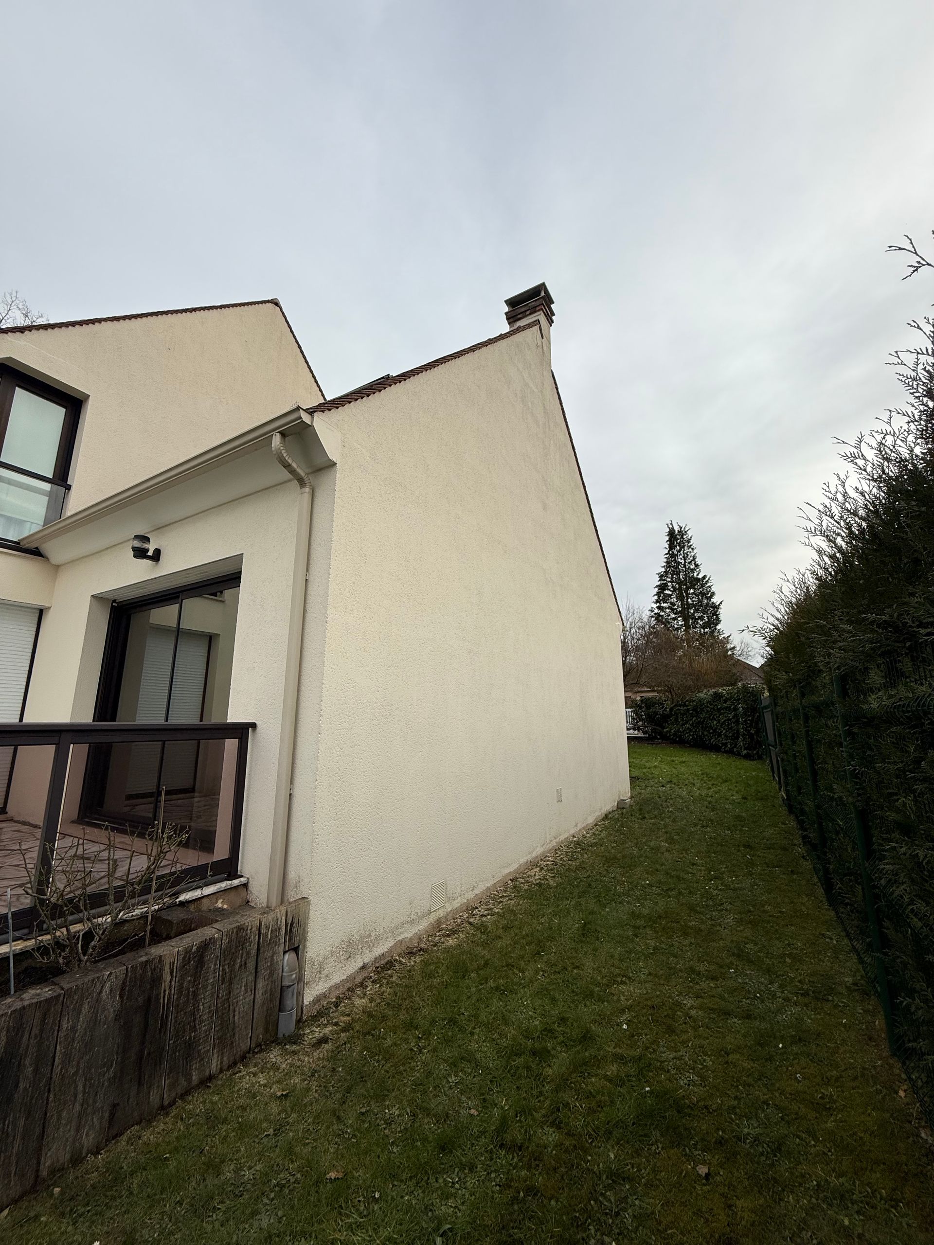 Façade extérieure bien blanche