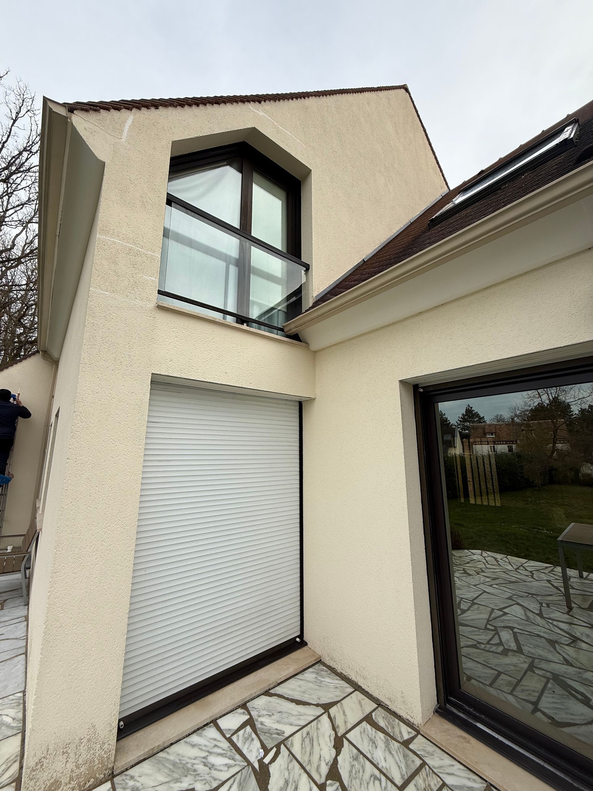 Façade extérieure avec terrasse entretenue