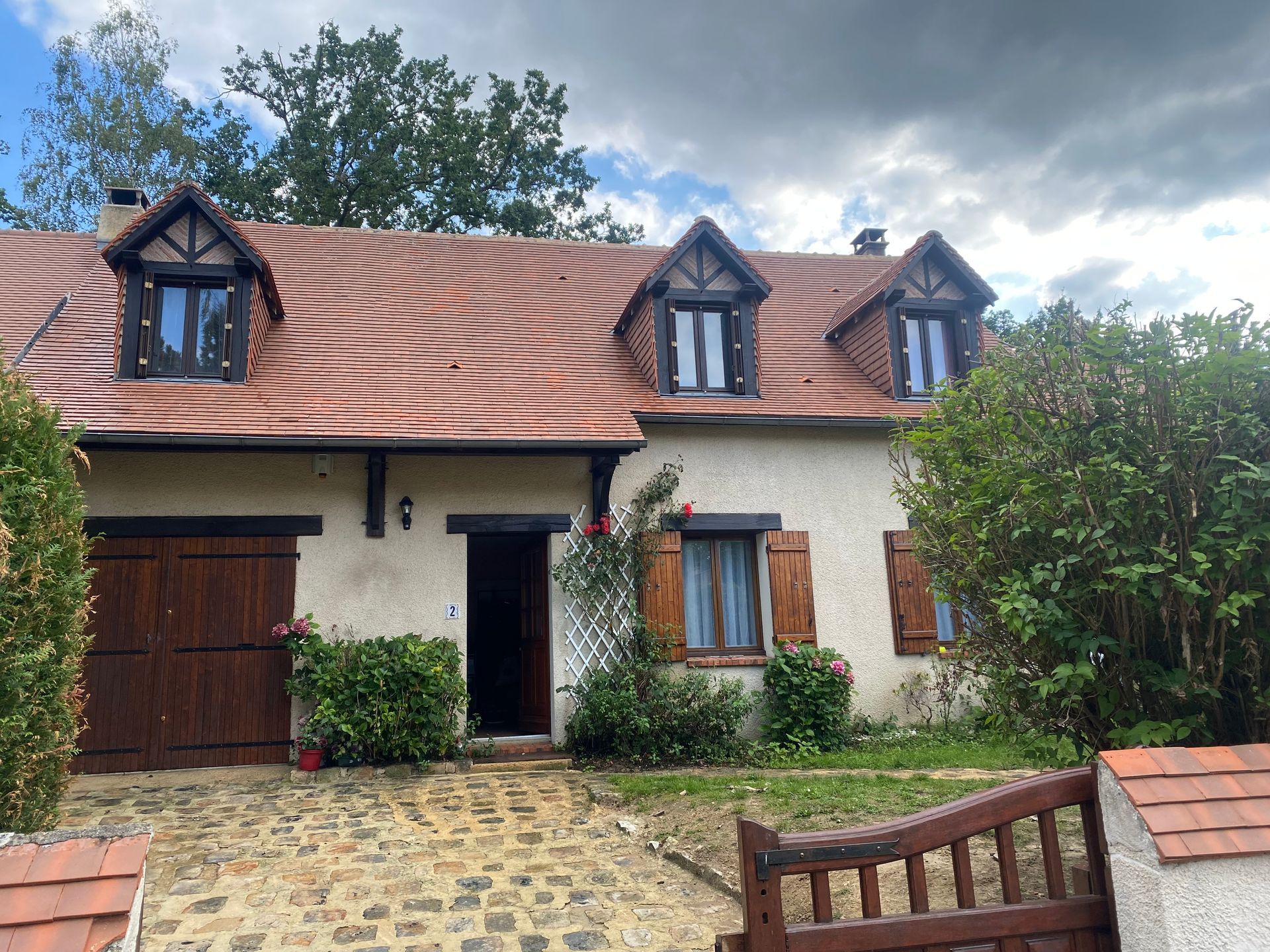 Une maison après le nettoyage de la toiture