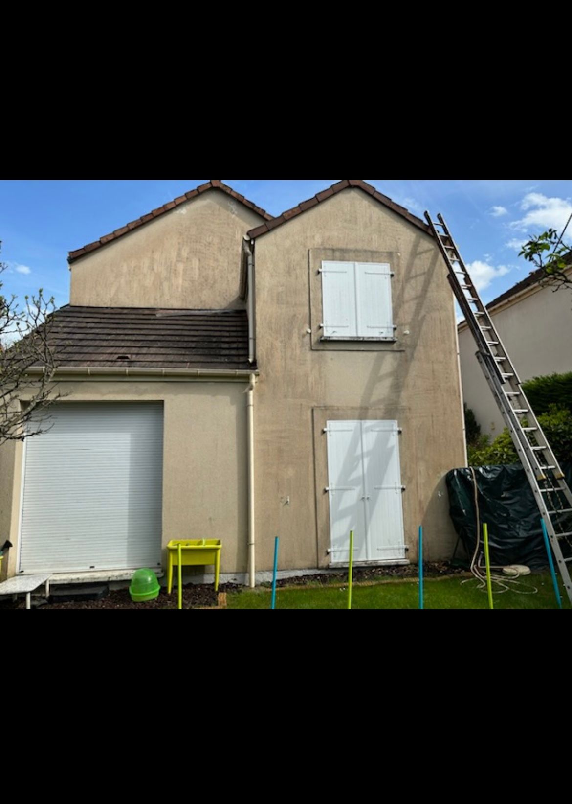 Maison vue de face avec un crépis beige