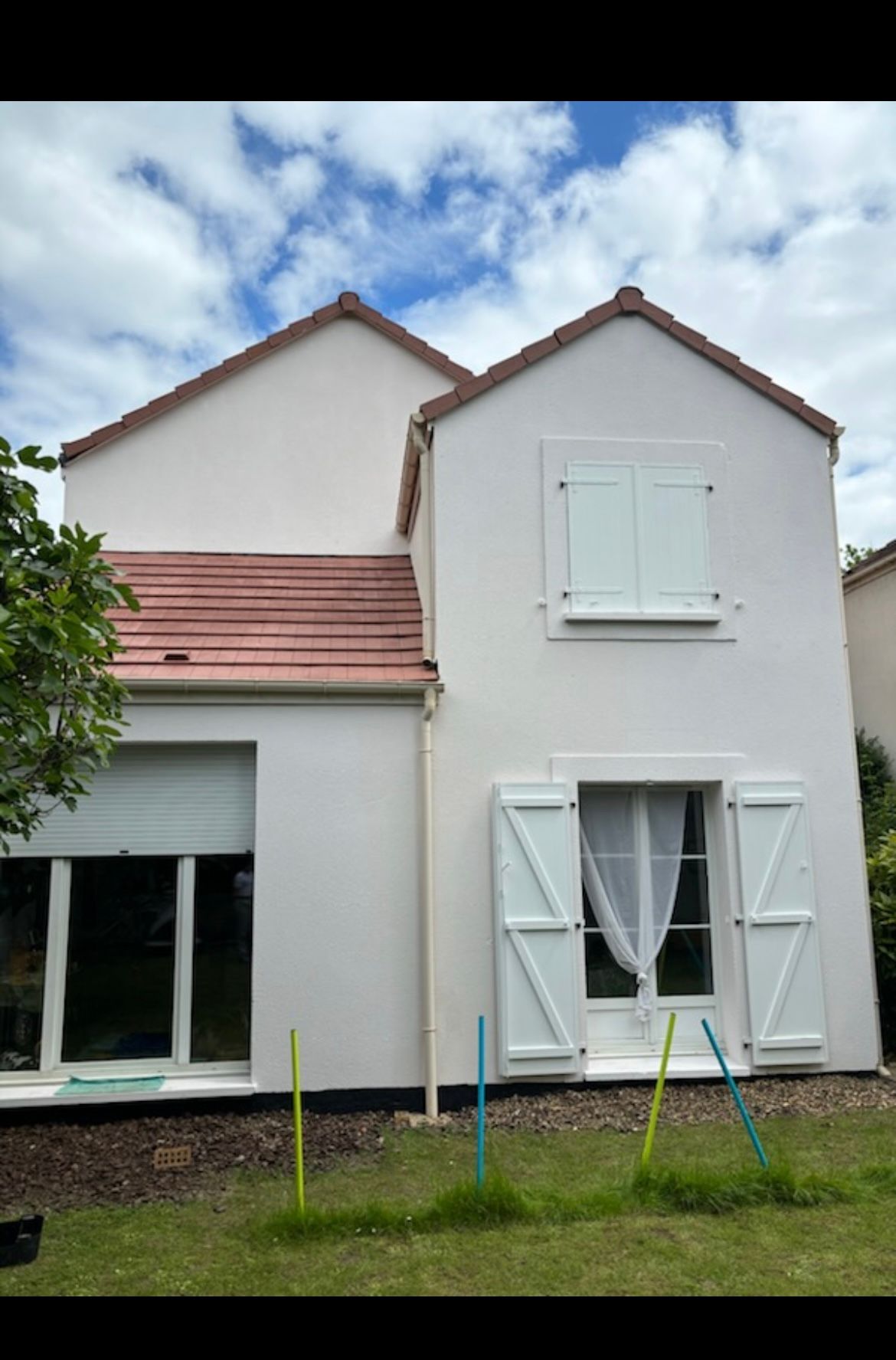 Maison avec la façade repeinte en blanc