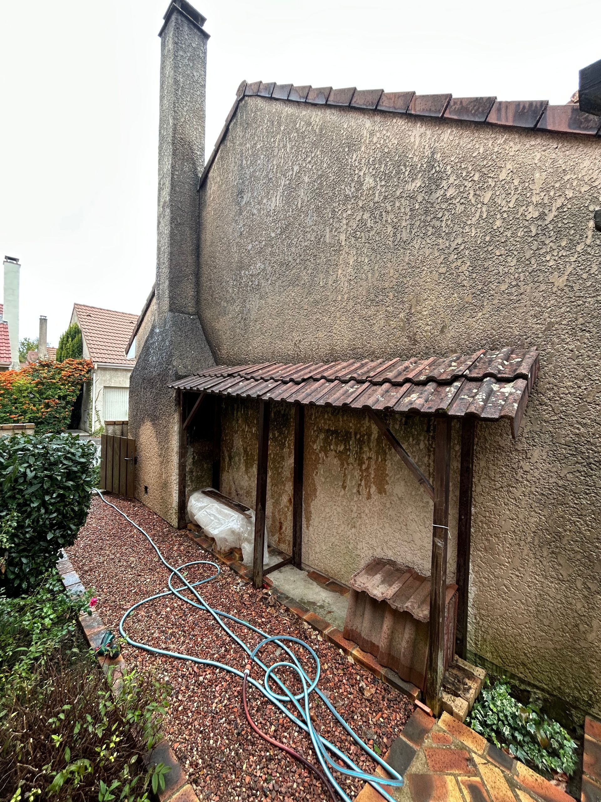 Mur extérieur recouvert de sallissures