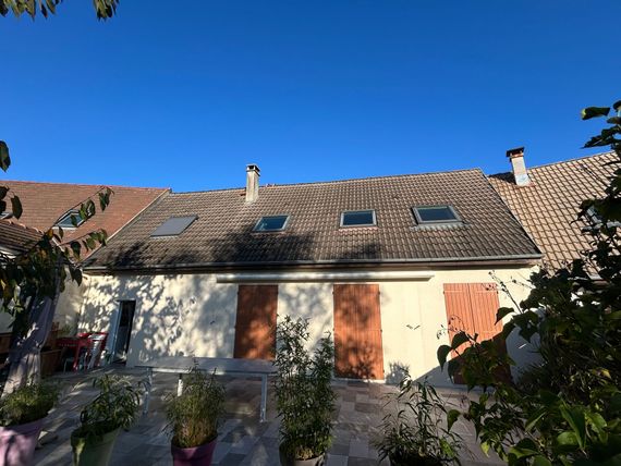 Maison au toit sale