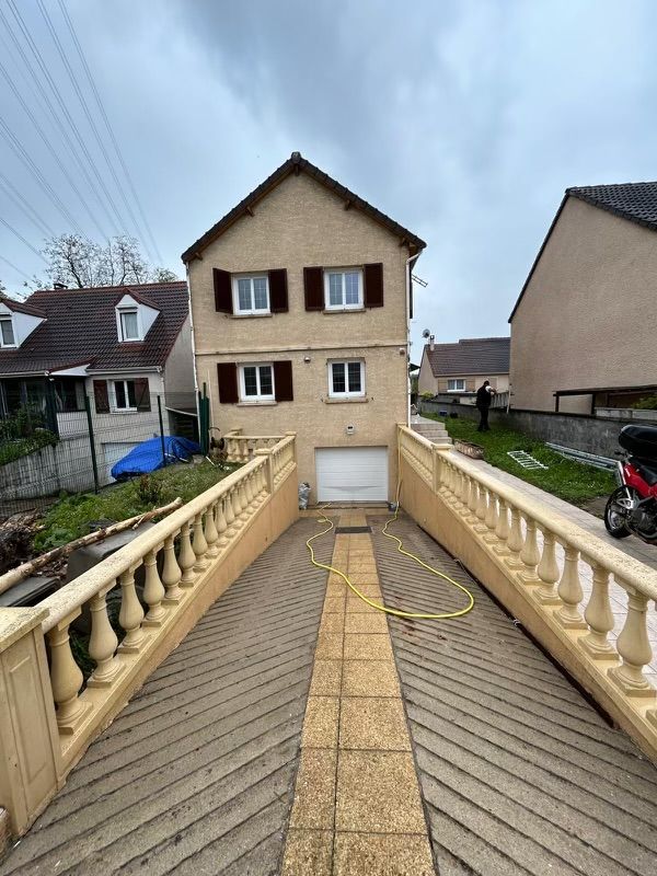 Une allée avec balustrades vient d'être nettoyée