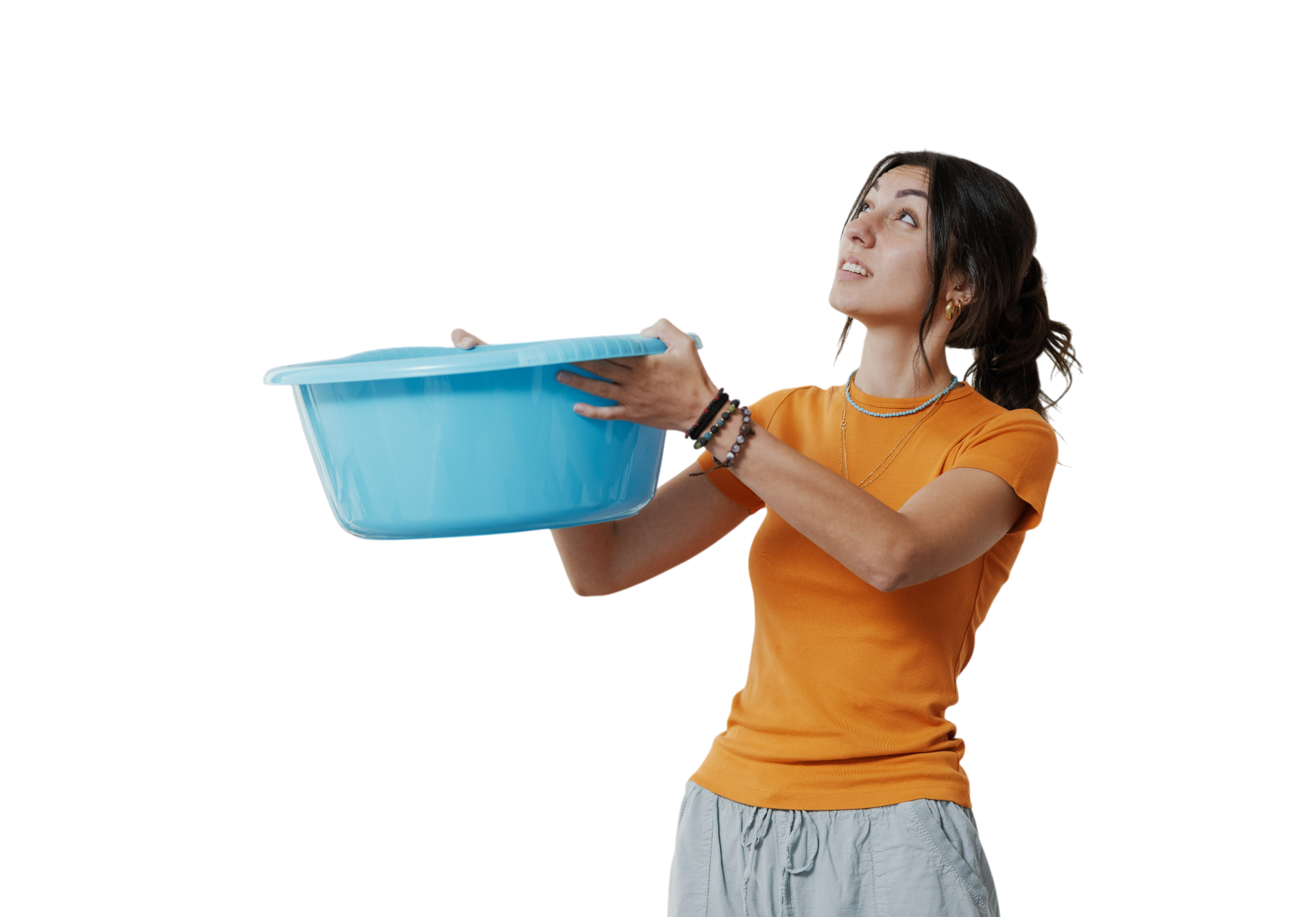 Une femme regarde vers le plafond en tenant une bassine dans les mains