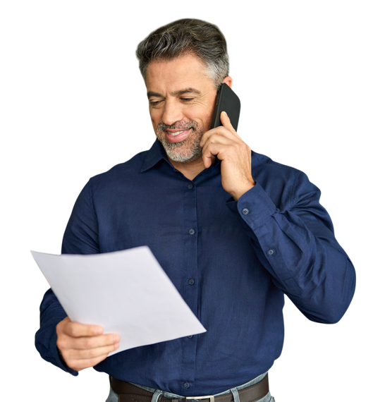 Un homme sourit au téléphone