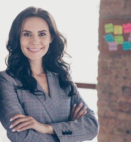 Ein Mann und eine Frau stehen mit verschränkten Armen nebeneinander.