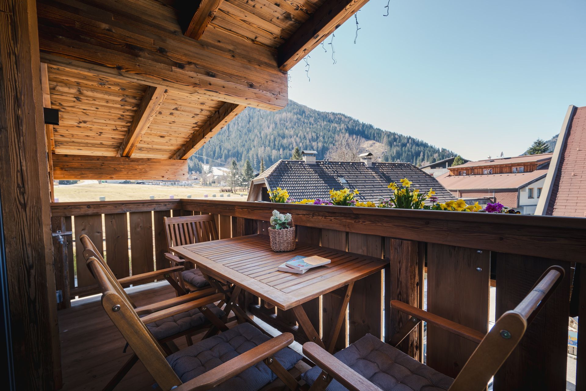 Balkon im Chalet Bergblick in Bad Kleinkirchheim – ALPSTAY Apartments mit Tisch, Stühlen und Bergblick