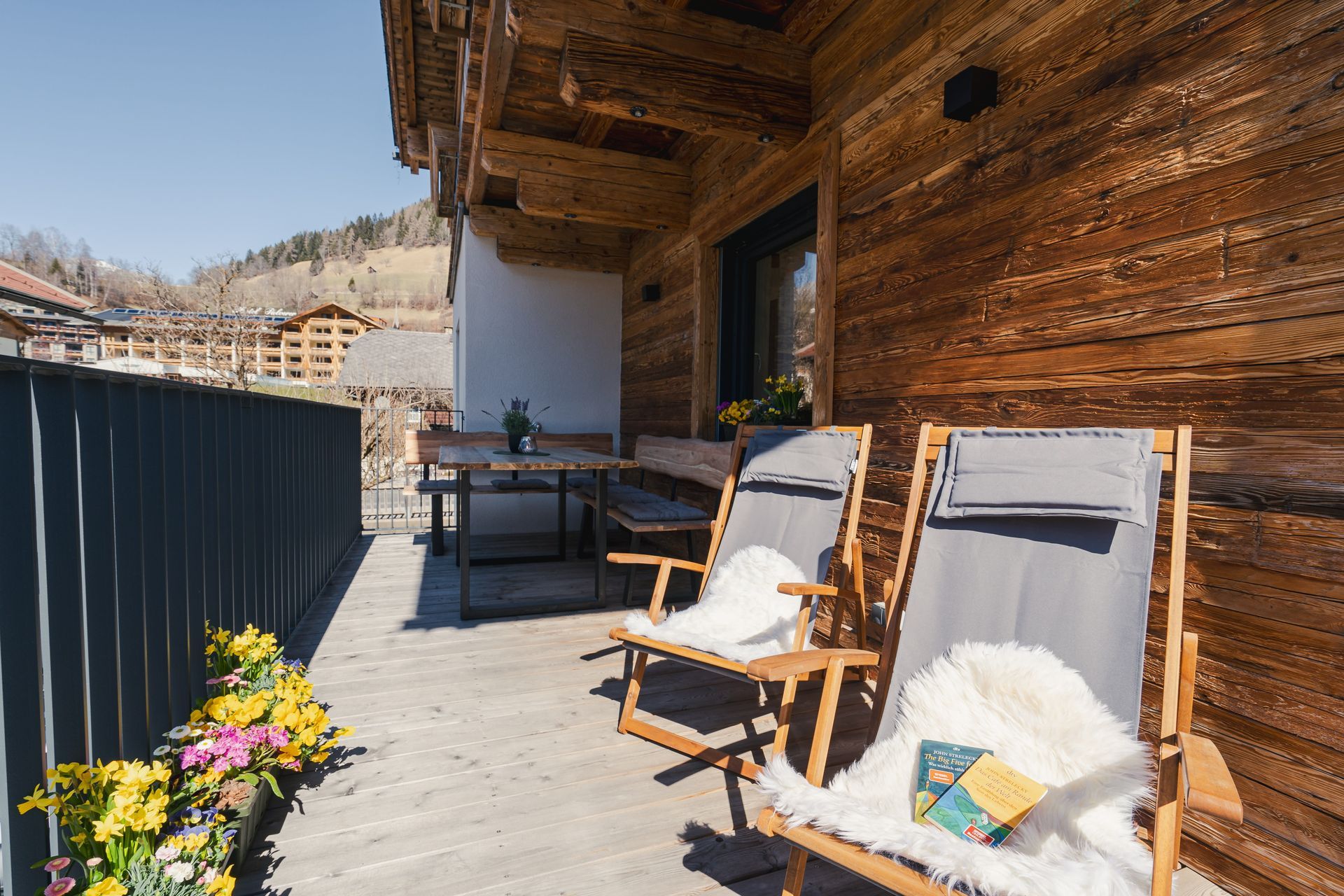 Balkon der Nockalm Suite im Chalet Bergblick Bad Kleinkirchheim – ALPSTAY Apartments mit Liegestühlen und Bergblick