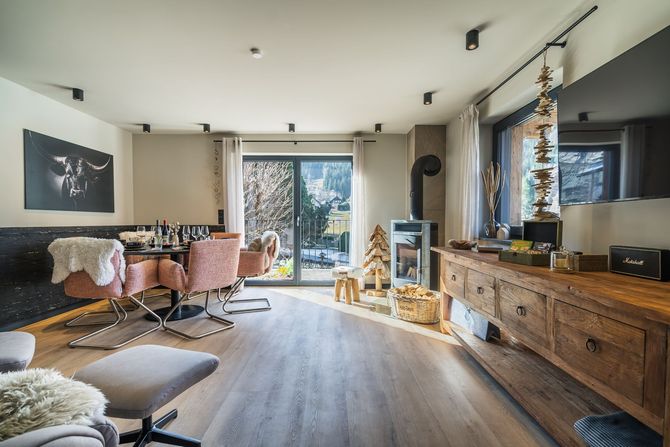 Wohnbereich der Nockalm Suite im Chalet Bergblick Bad Kleinkirchheim mit Kamin – ALPSTAY Apartments mit Balkon und Bergblick