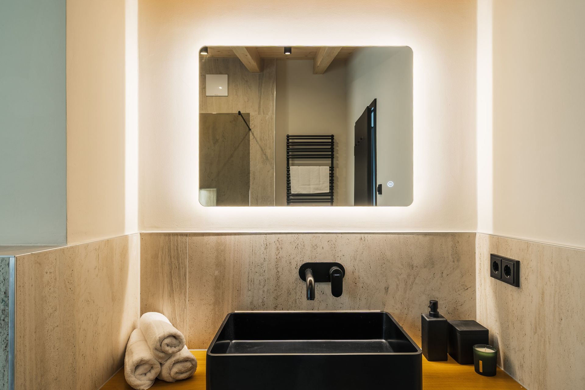 Modernes Badezimmer in der Brunnach Suite im Chalet Bergblick – ALPSTAY Apartments