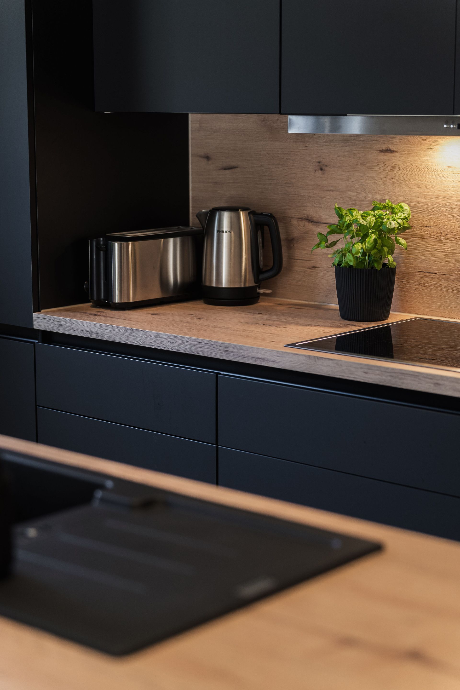 Moderne schwarze Küche in der Nockalm Suite im Chalet Bergblick in Bad Kleinkirchheim – ALPSTAY Apartments