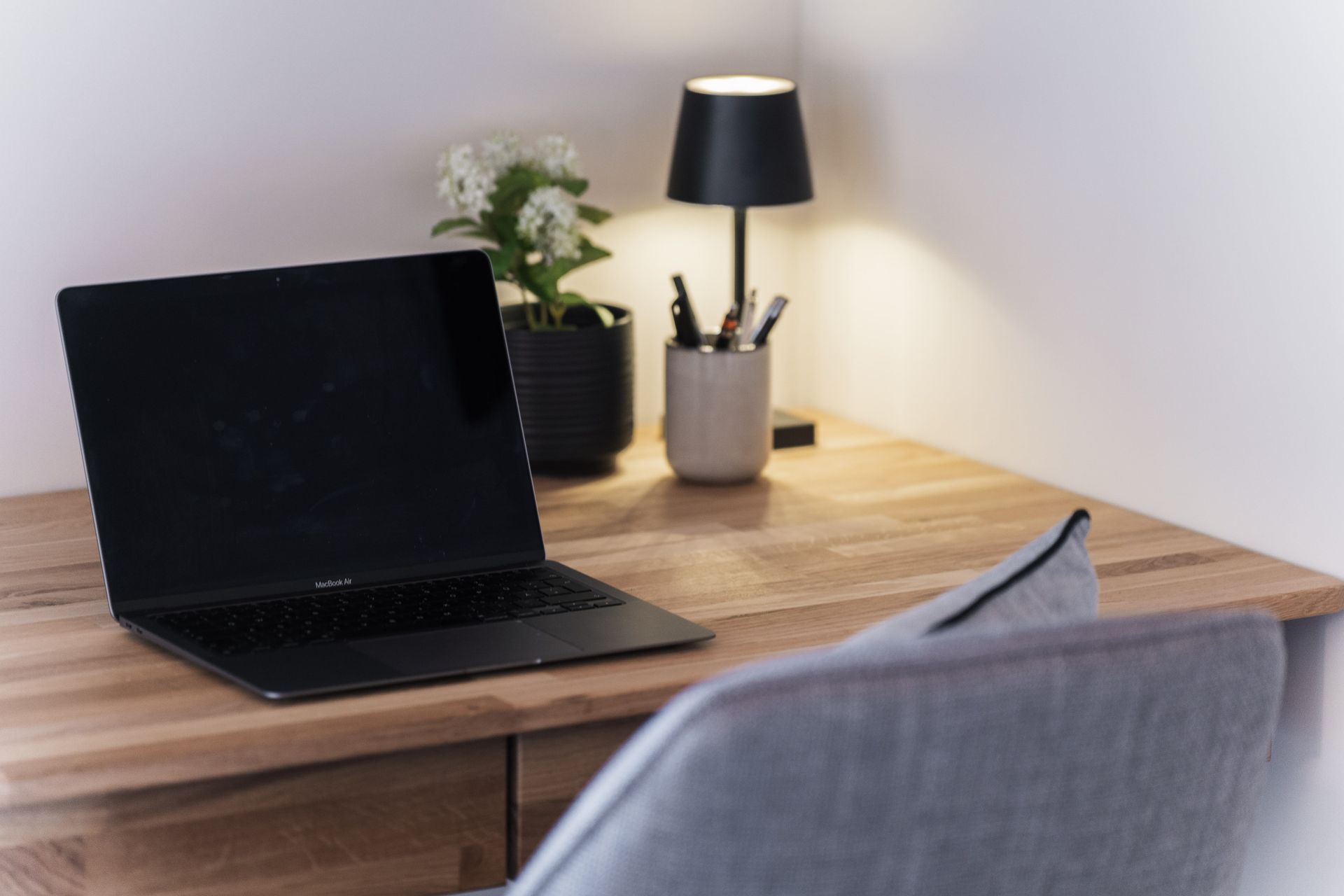 Arbeitsplatz in der Brunnach Suite im Chalet Bergblick – mit Laptop und Leselampe - ALPSTAY Apartments