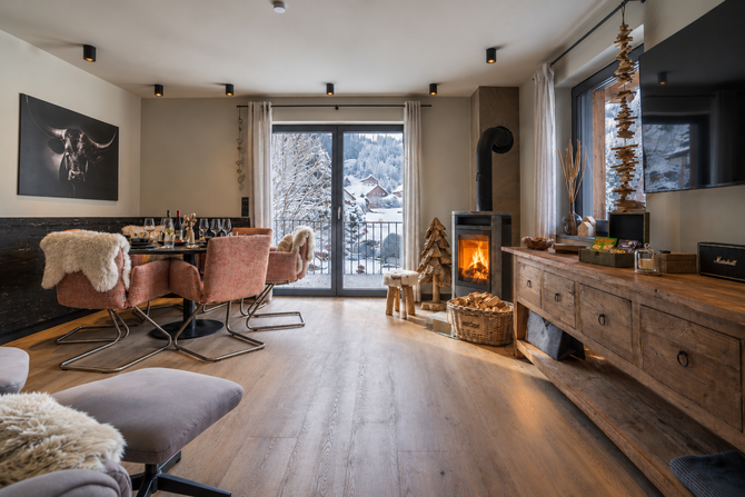 Nockalm Suite - 1. Stock - Chalet Bergblick Wohnbereich der Nockalm Suite im Chalet Bergblick Bad Kleinkirchheim mit Kamin â ALPSTAY Apartments mit Balkon und Bergblick
