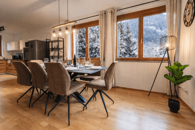 Apartment Kuhstadl Essbereich im Apartment Kuhstadl in Bad Kleinkirchheim â ALPSTAY Apartments mit groĂem Esstisch und Bergblick