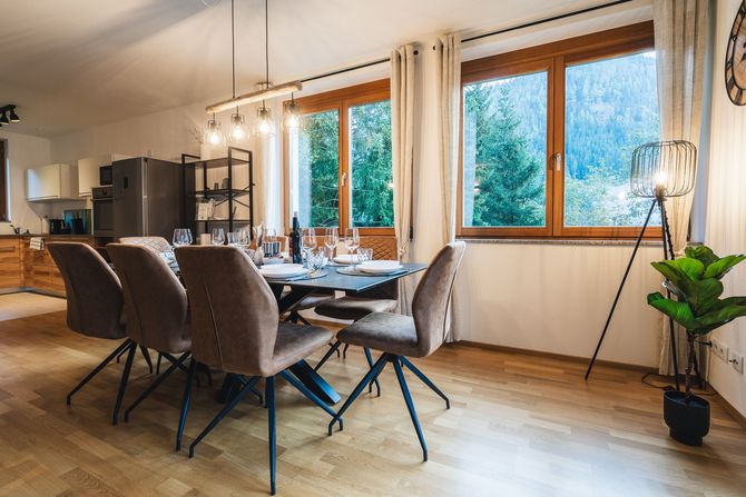 Essbereich im Apartment Kuhstadl in Bad Kleinkirchheim – ALPSTAY Apartments mit großem Esstisch und Bergblick
