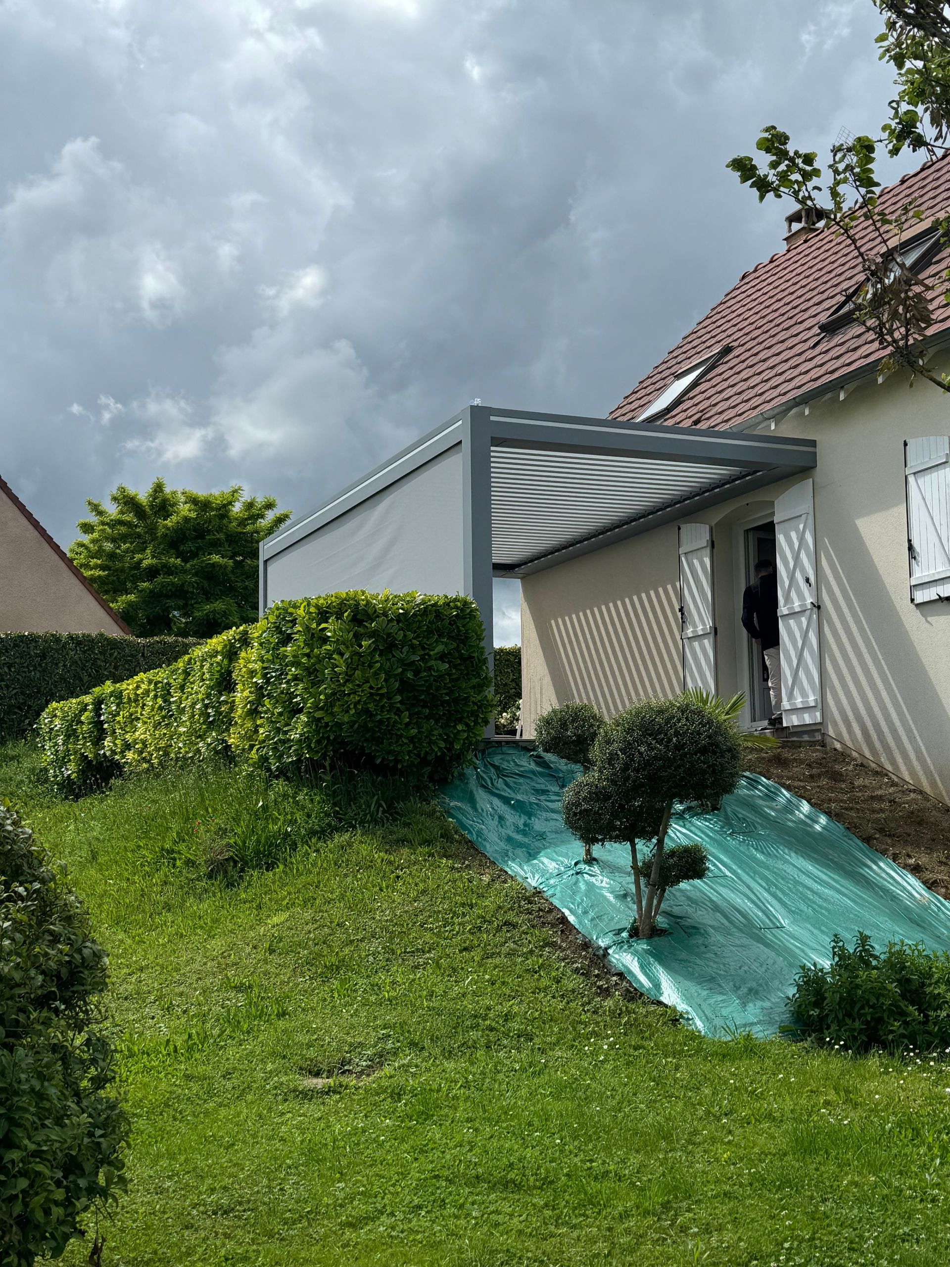 Pergola au-dessus d'un terrain en pente
