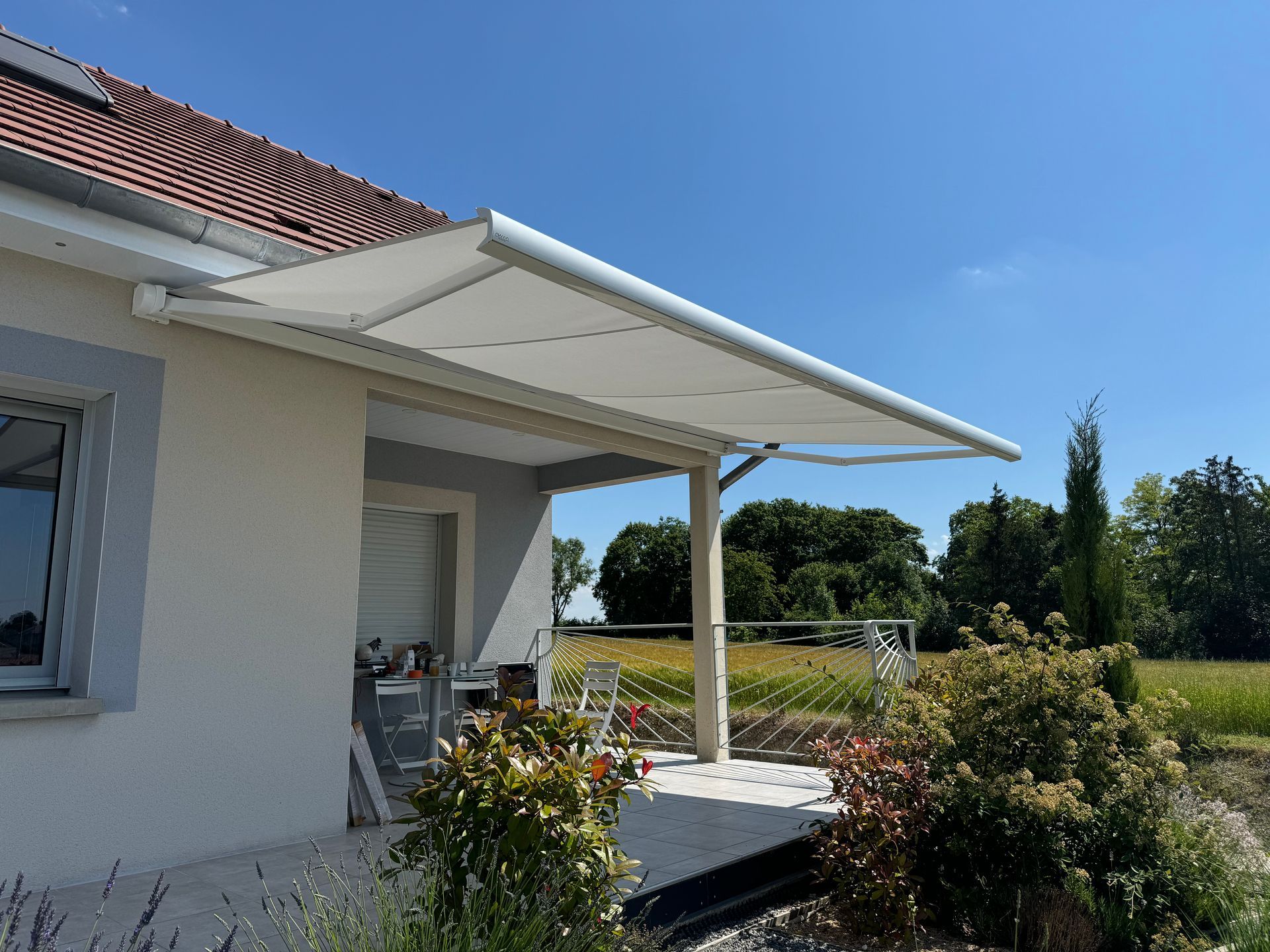 Store banne au-dessus d'une terrasse