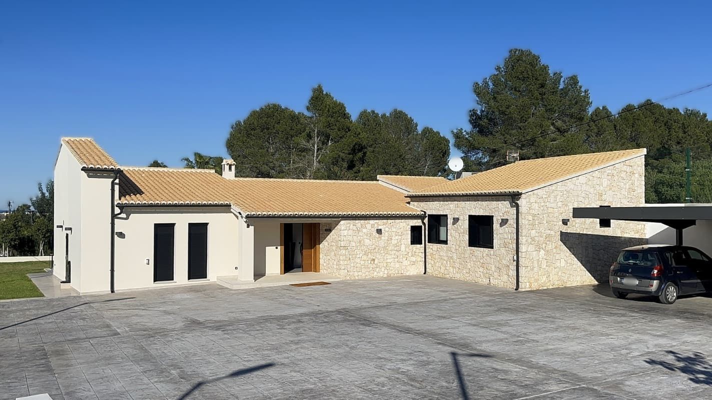 Una cocina con una gran isla en el medio de la habitación.