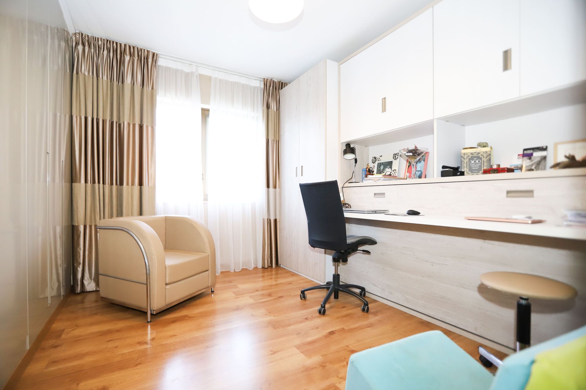 Una habitación con un escritorio y una silla.