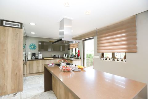Una cocina con una gran isla en el medio de la habitación.