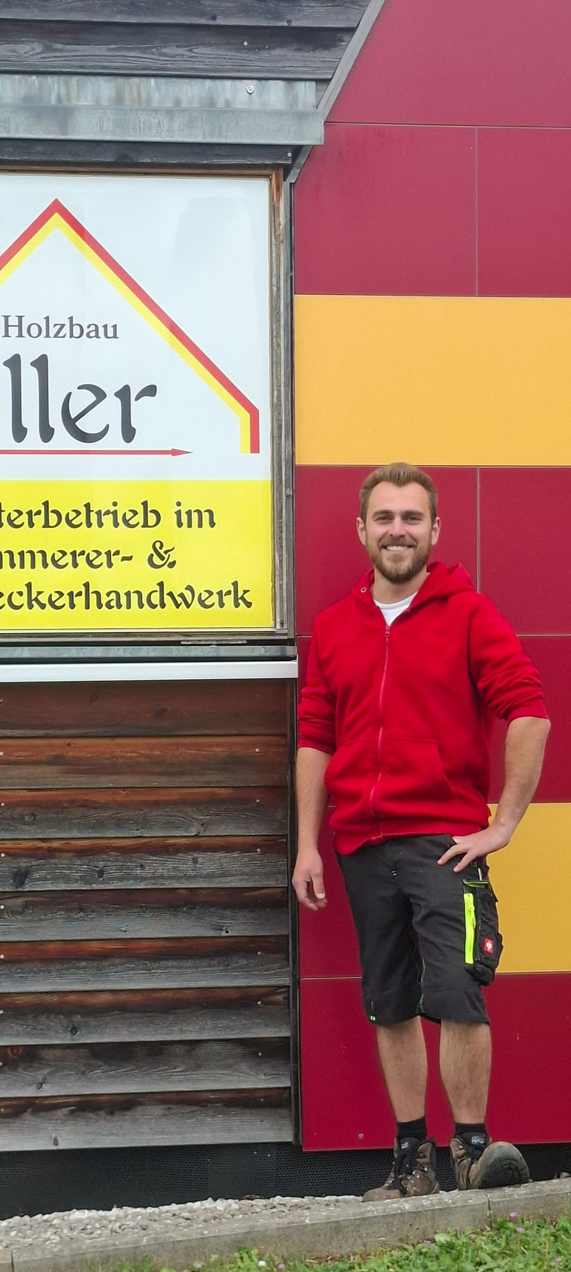 Christian Scheuerer vor Firmenschild
→ Christian Scheuerer – Team Holzbau Koller