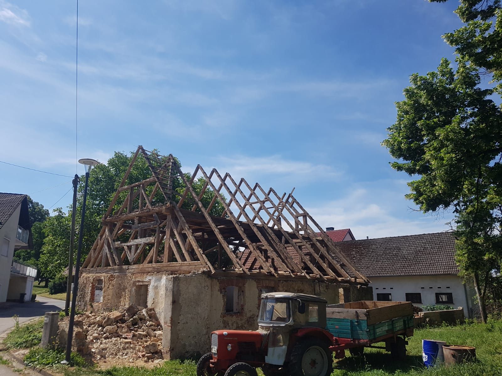 Beschädigter historischer Dachstuhl vor der Restaurierung